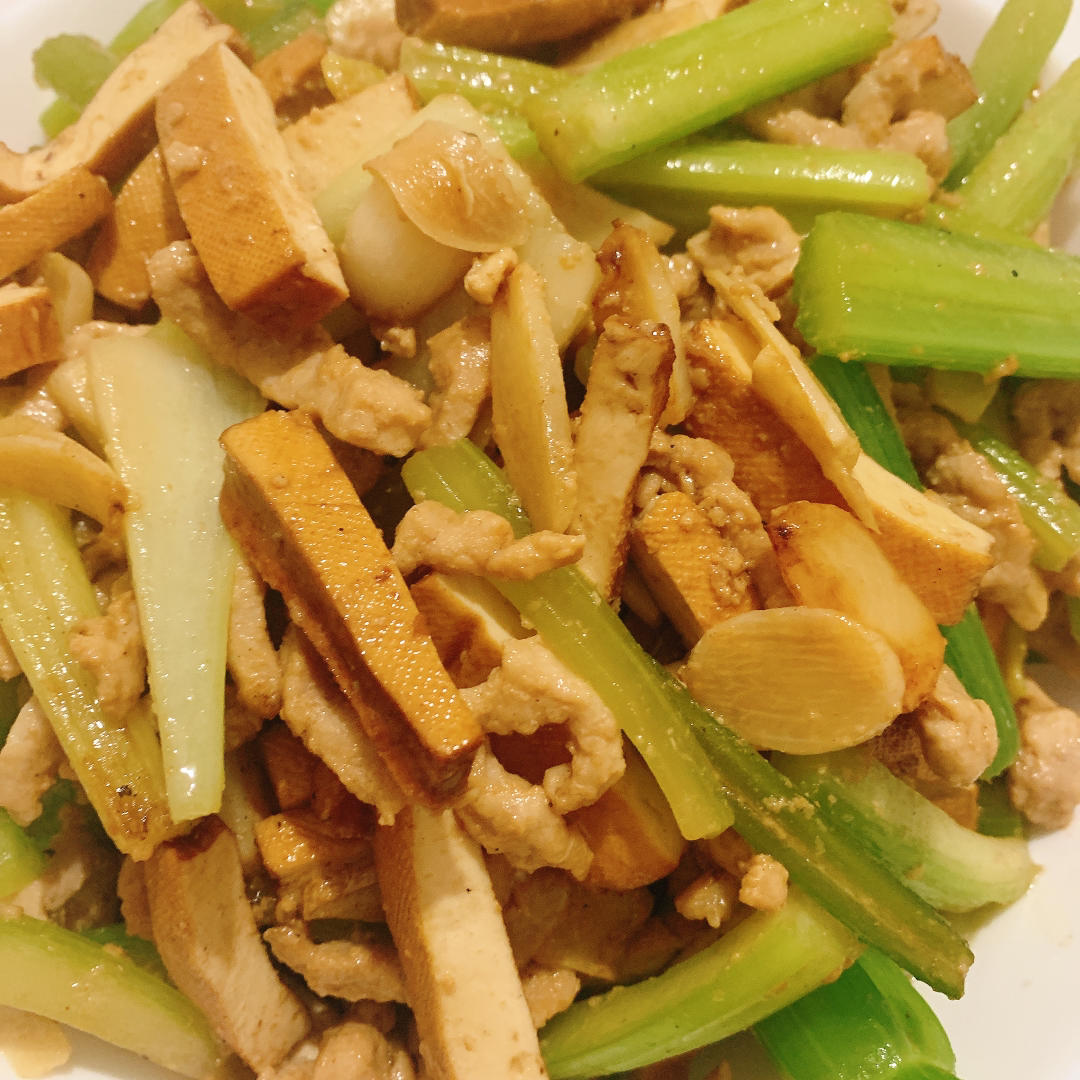 芹菜香干炒肉～家常菜
