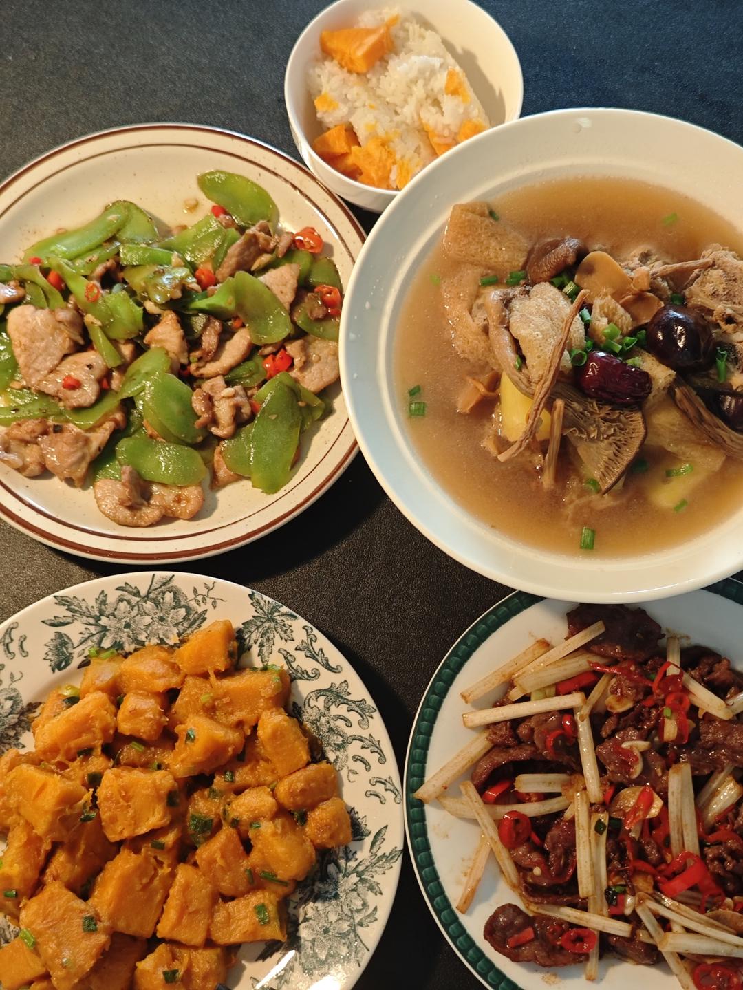 简单好吃下饭的莴笋炒肉来啦！