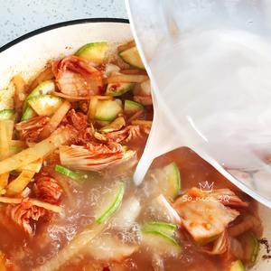 韩式泡菜豆腐锅/辣白菜豆腐汤的做法 步骤7
