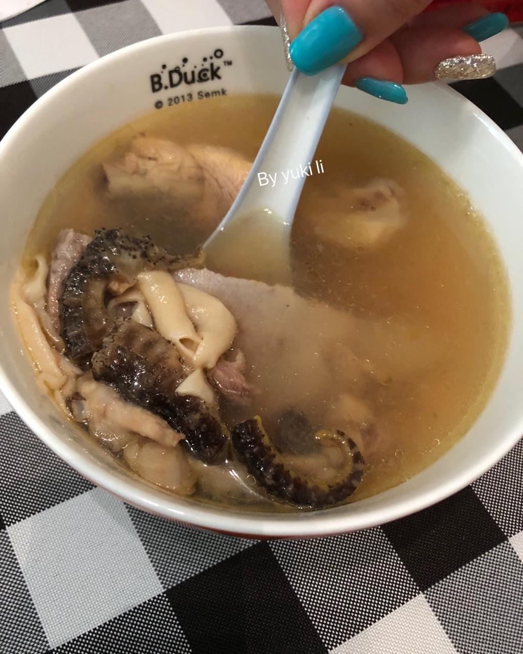 海马老鸡炖花胶汤