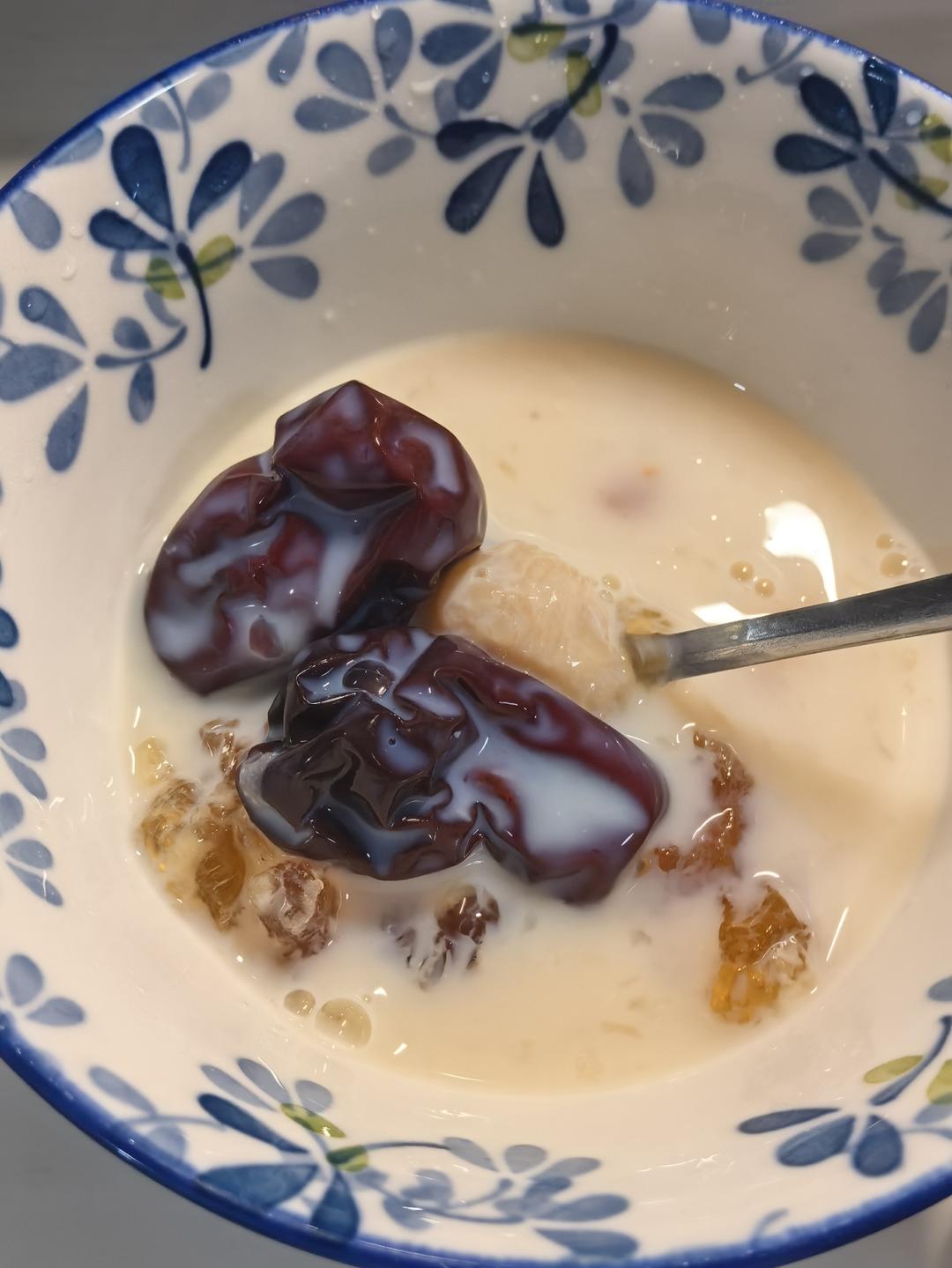 桃胶牛奶银耳羹