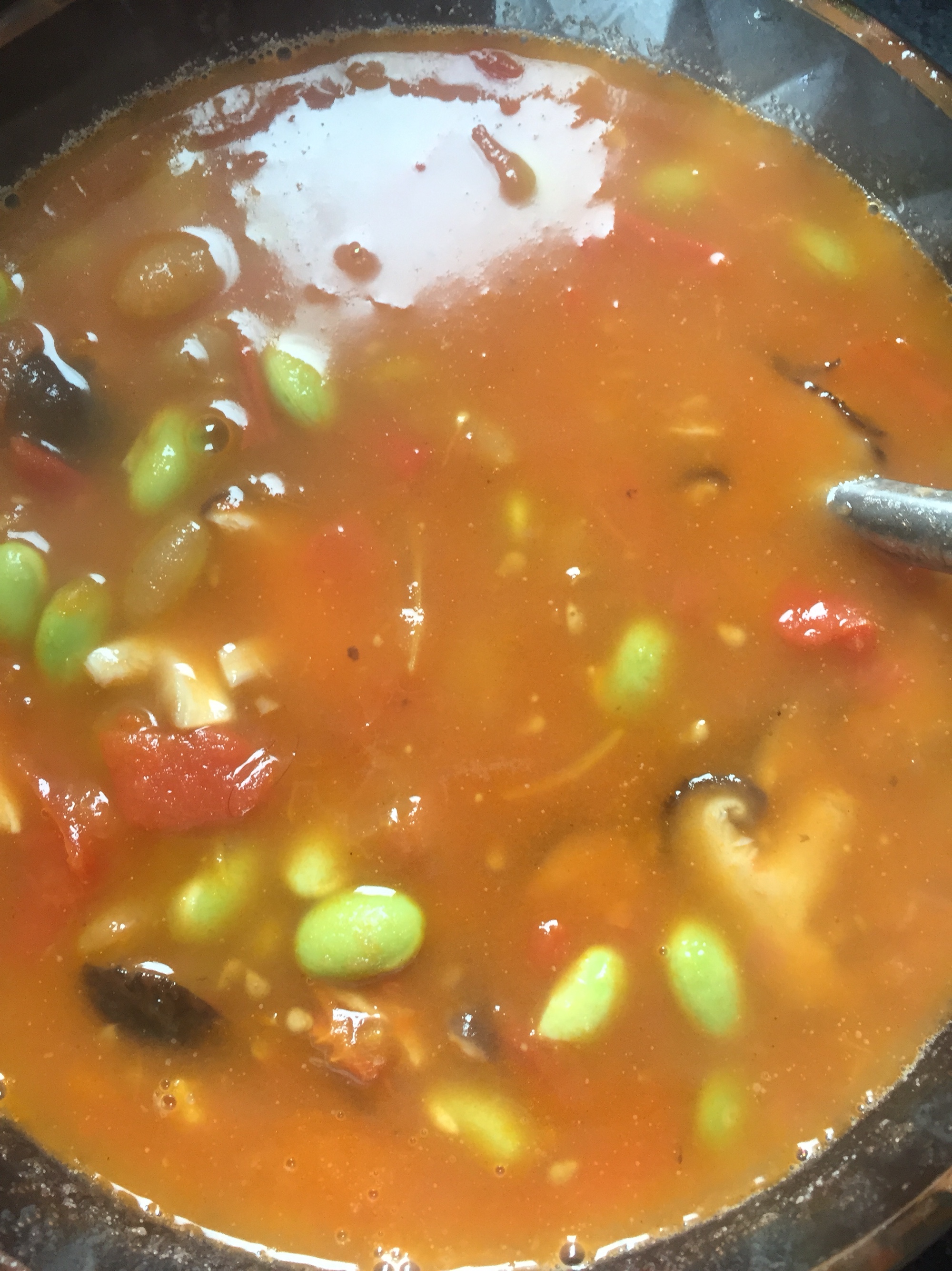鲜掉眉毛的毛豆番茄汤的做法