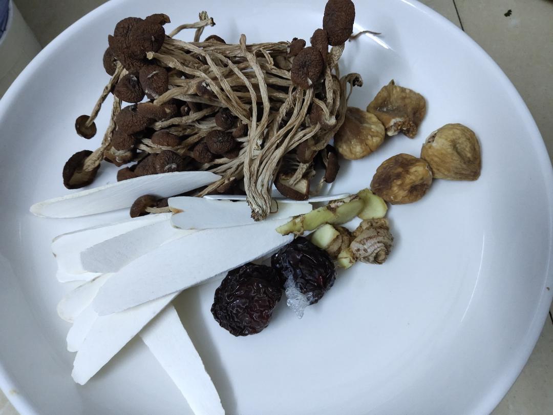 茶树菇无花果淮山健脾保胃汤的做法