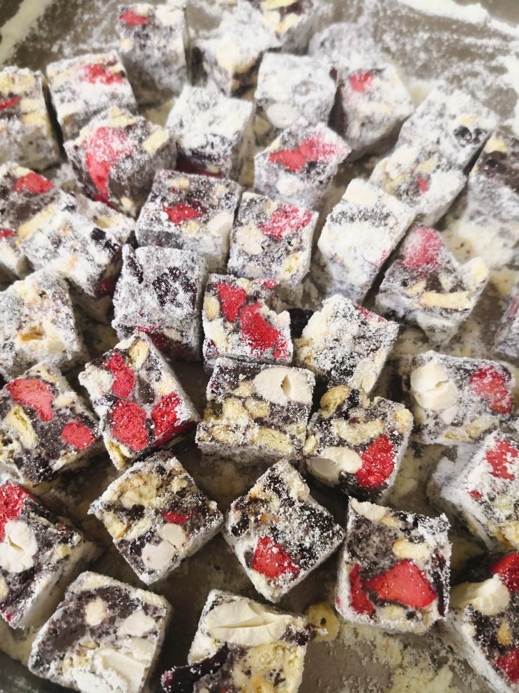 冻干草莓奥利奥蔓越莓干雪花酥