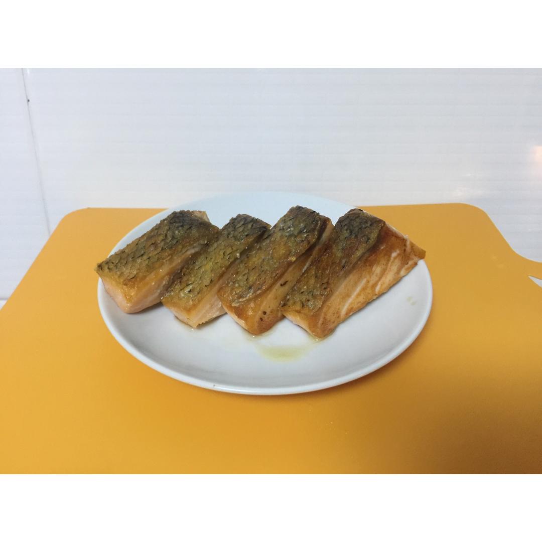 脆皮嫩肉——极致煎三文鱼