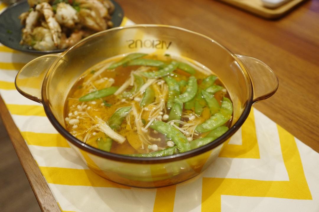 荷兰豆金针菇蔬菜汤