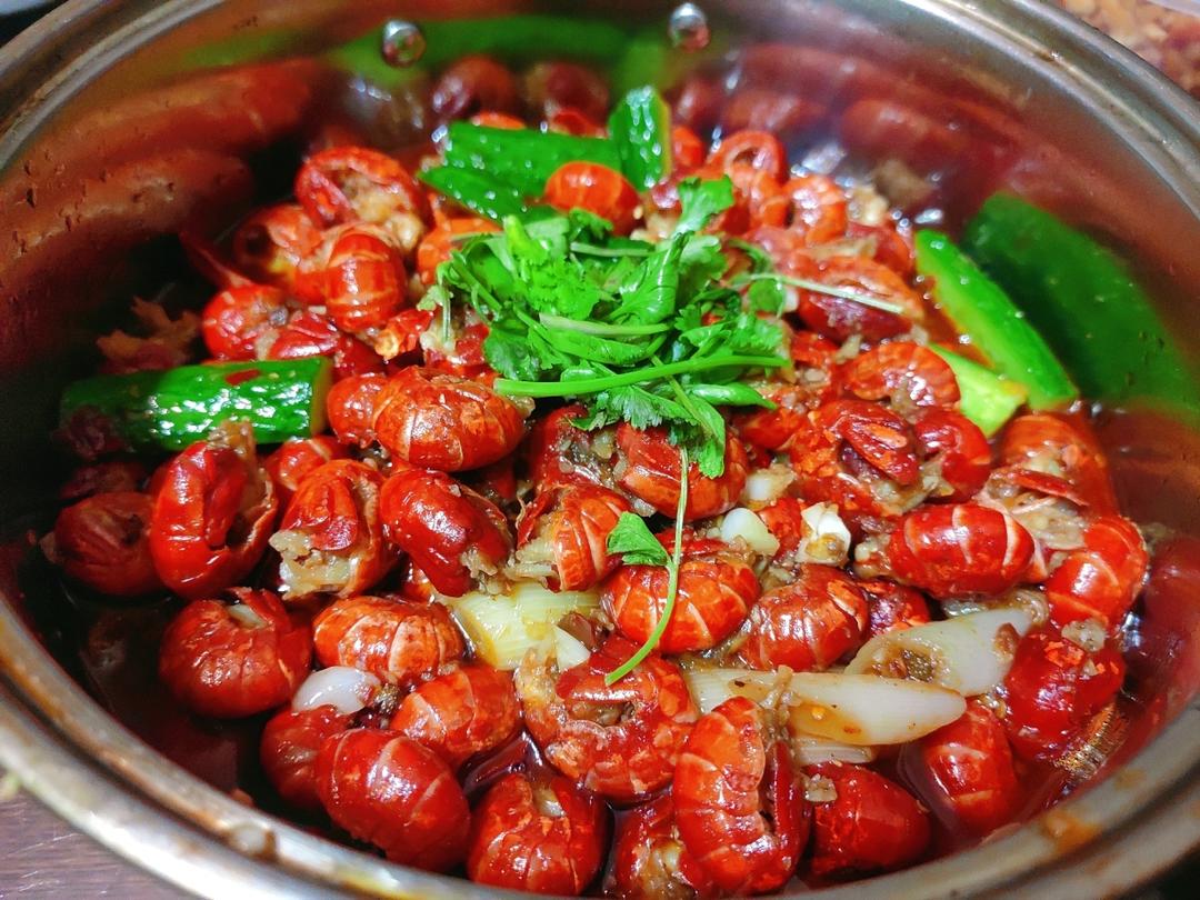 放)葱切段青椒切片宽油警告:宽油8成热,炸虾尾10-12秒迅速捞出(晚1