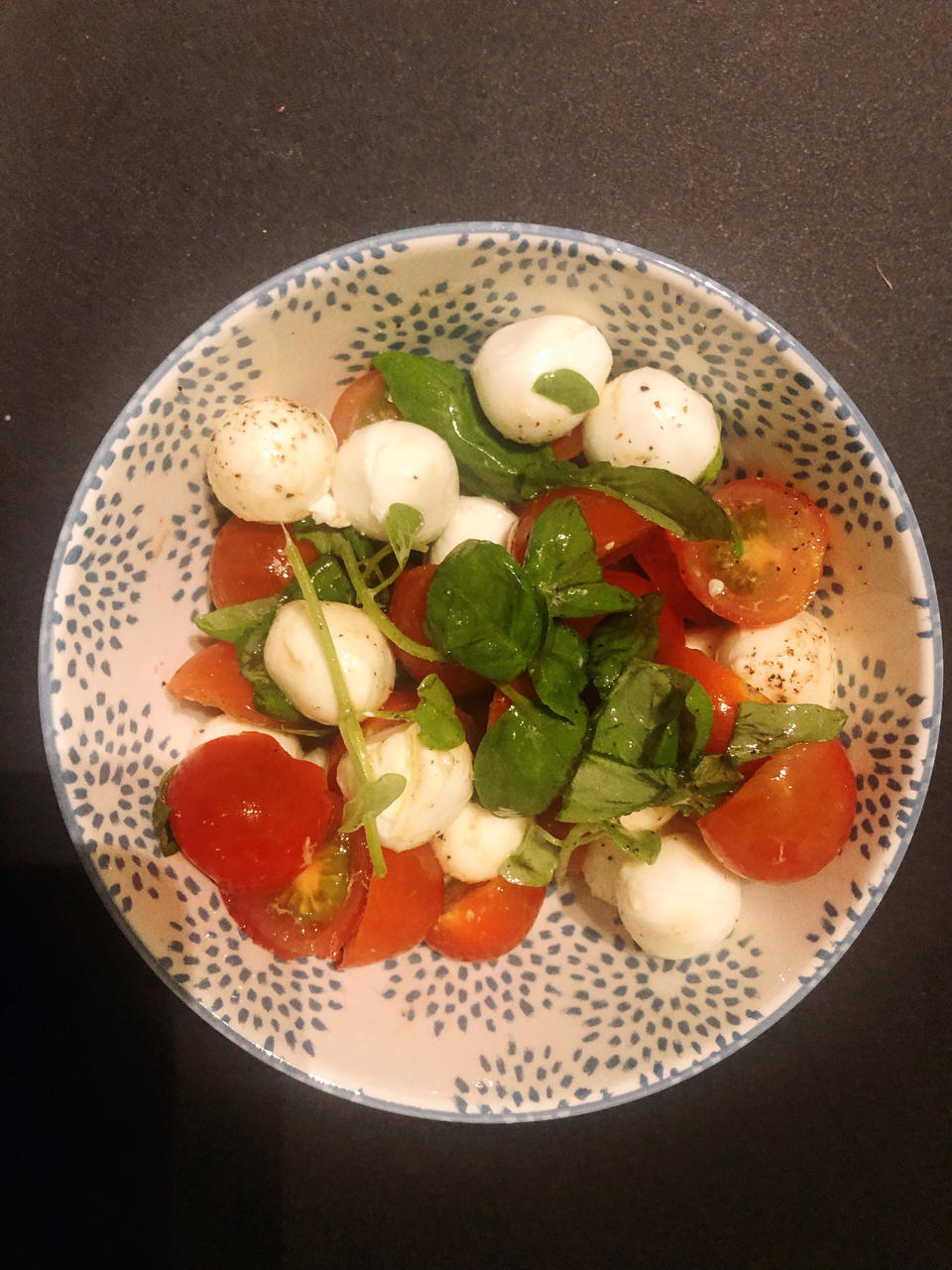 番茄马苏里拉沙拉 - Cherry Tomato and Mozzarella Salad