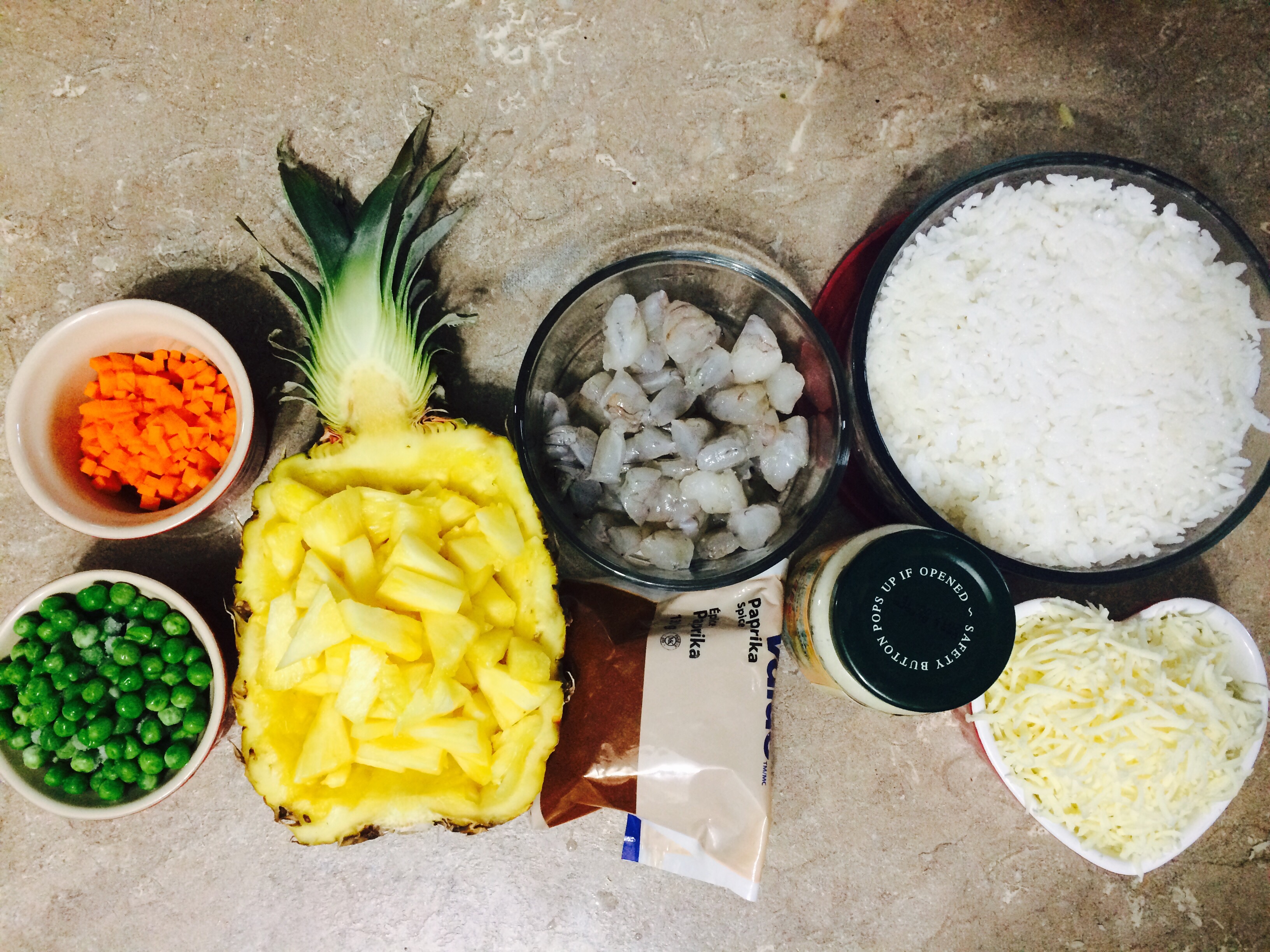 菠萝虾仁奶酪焗饭的做法 步骤1