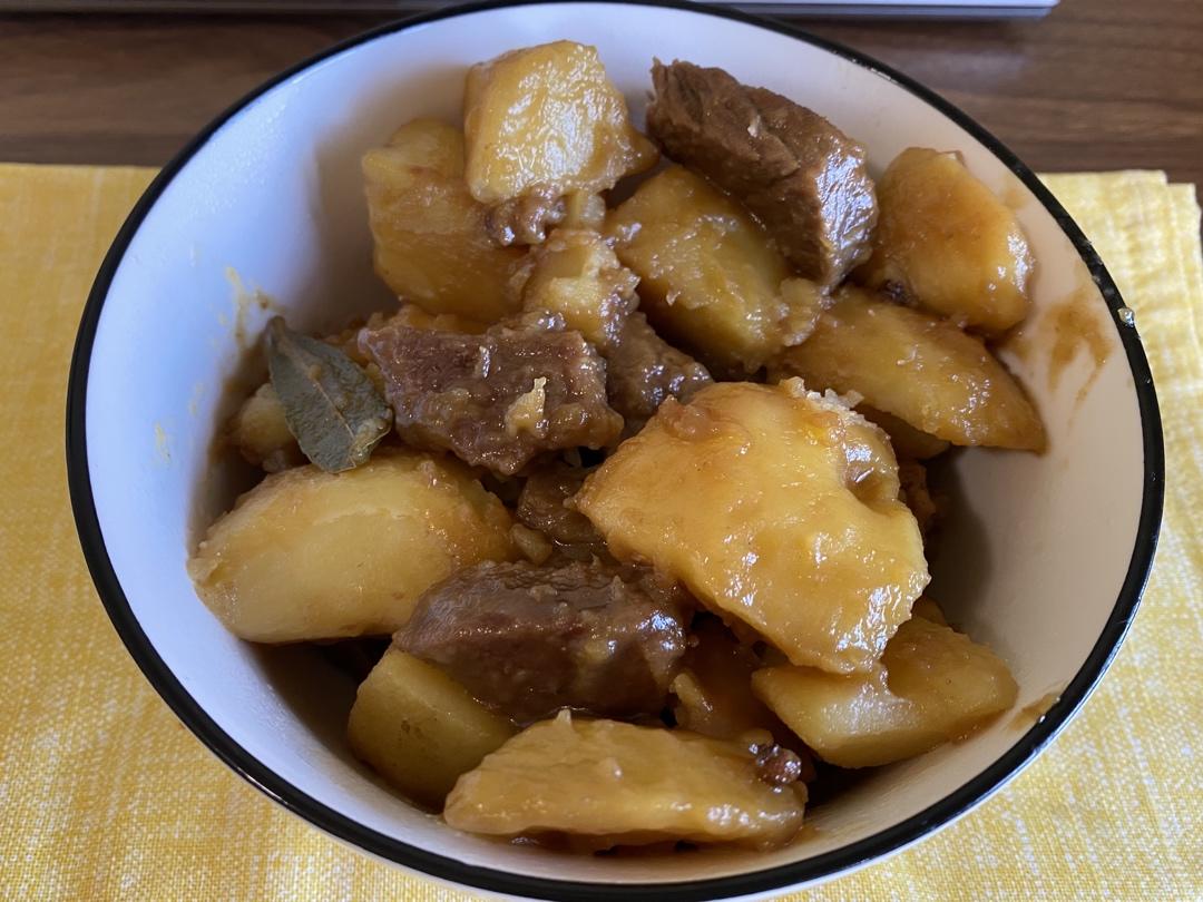 铸铁锅土豆炖牛肉