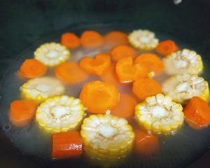 胡萝卜玉米排骨汤煲的做法 步骤3