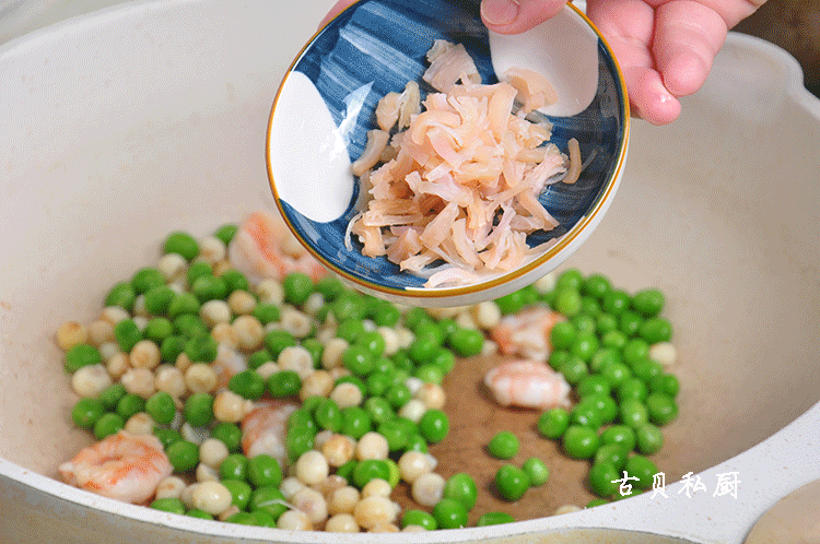 鸡头米炒豌豆的做法 步骤8