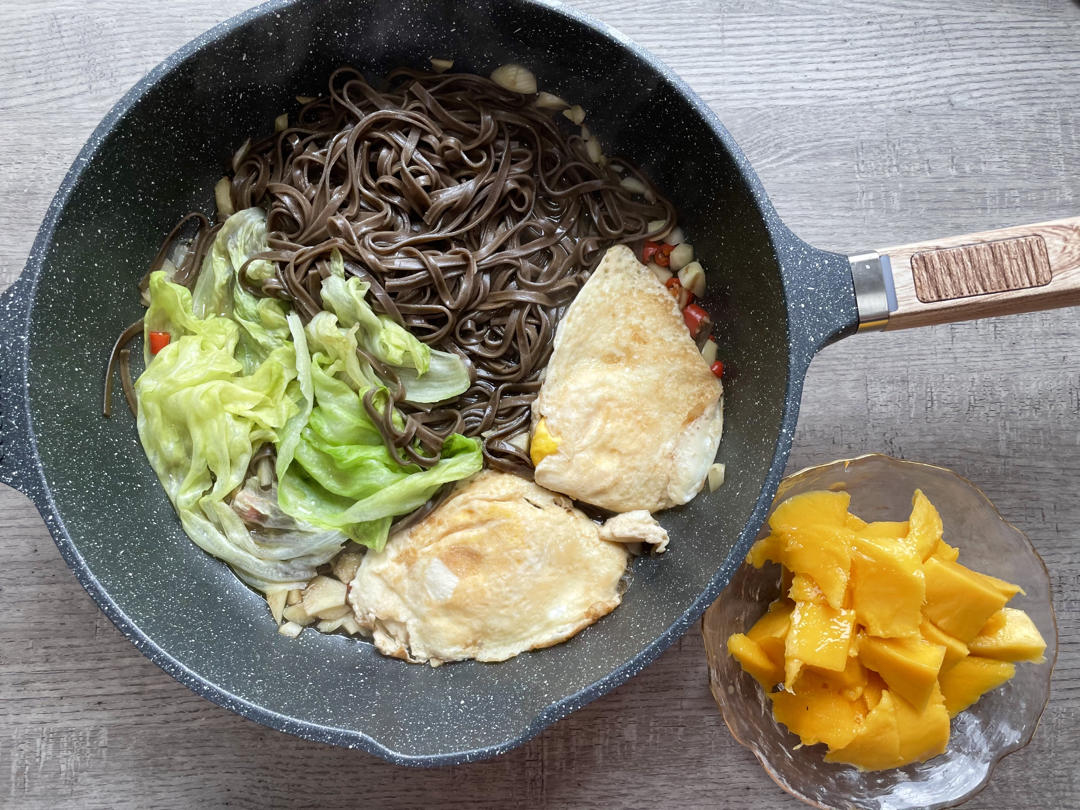 快手五分钟早餐低脂荷包蛋焖荞麦面