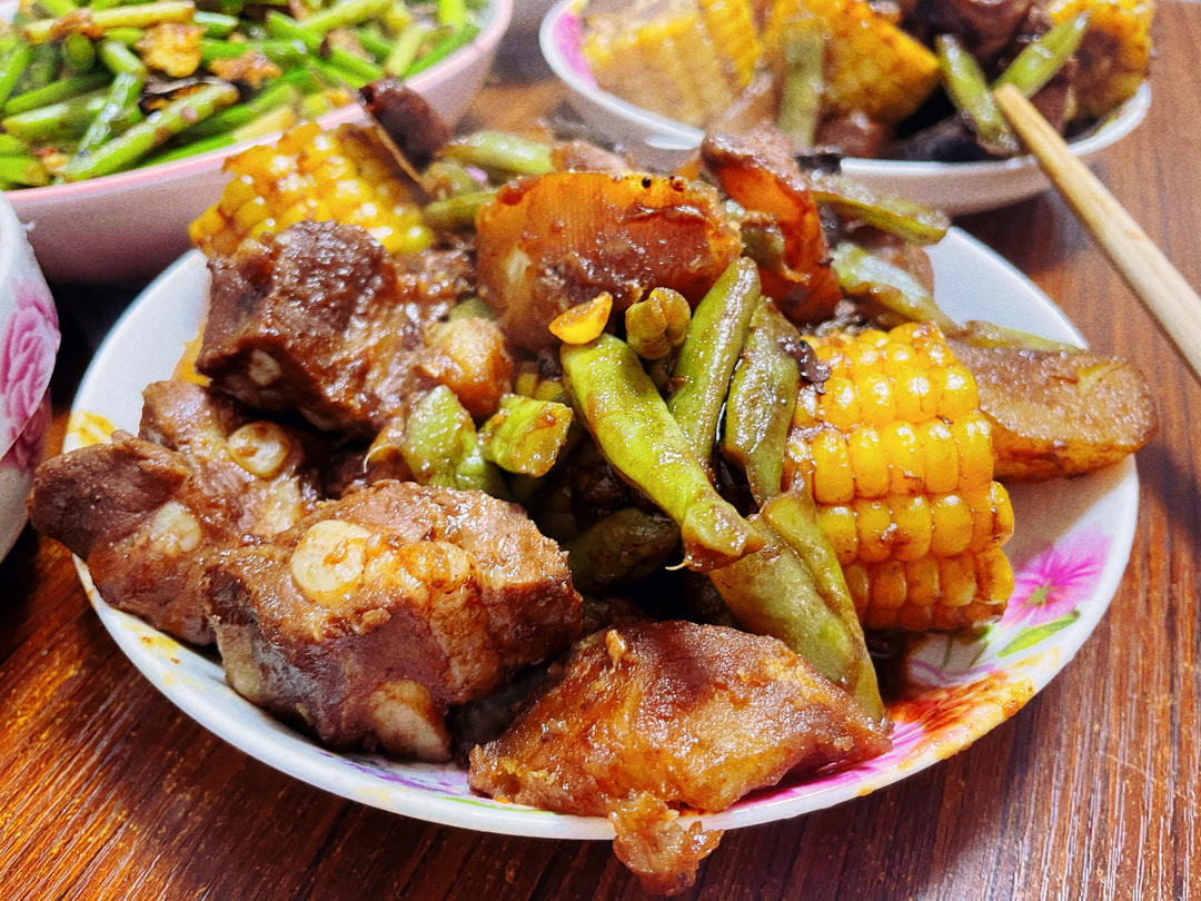 超级哇塞的排骨土豆炖豆角玉米