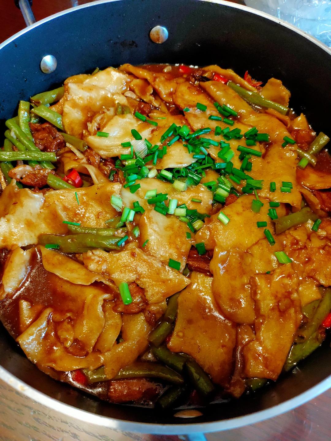 太好吃了吧！豆角排骨焖卷子