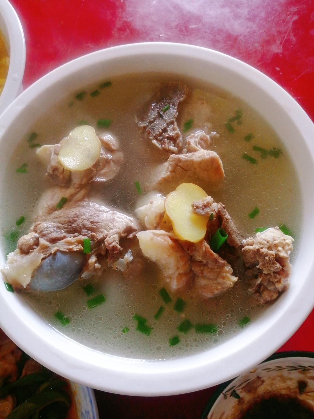 最单纯的大骨头汤