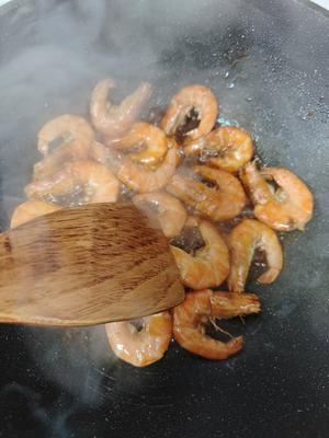 最简单的家常油焖大虾的做法 步骤3