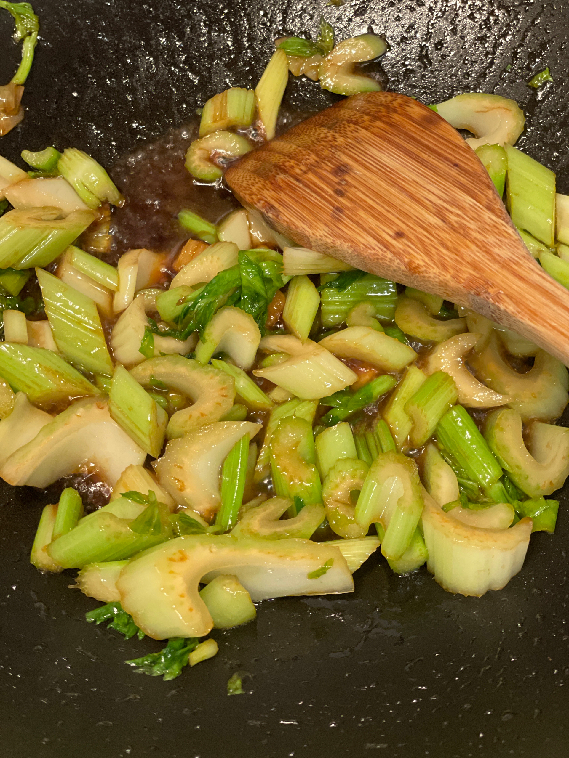 最简单的降压祛脂菜  素炒芹菜