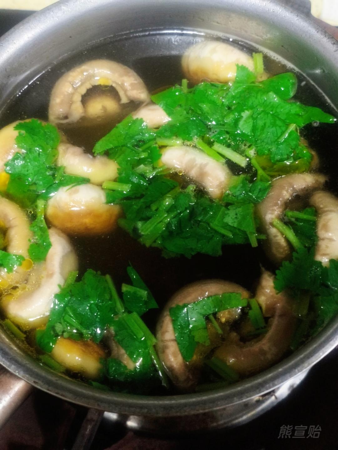 不吃饭先喝两碗的极简口蘑汤