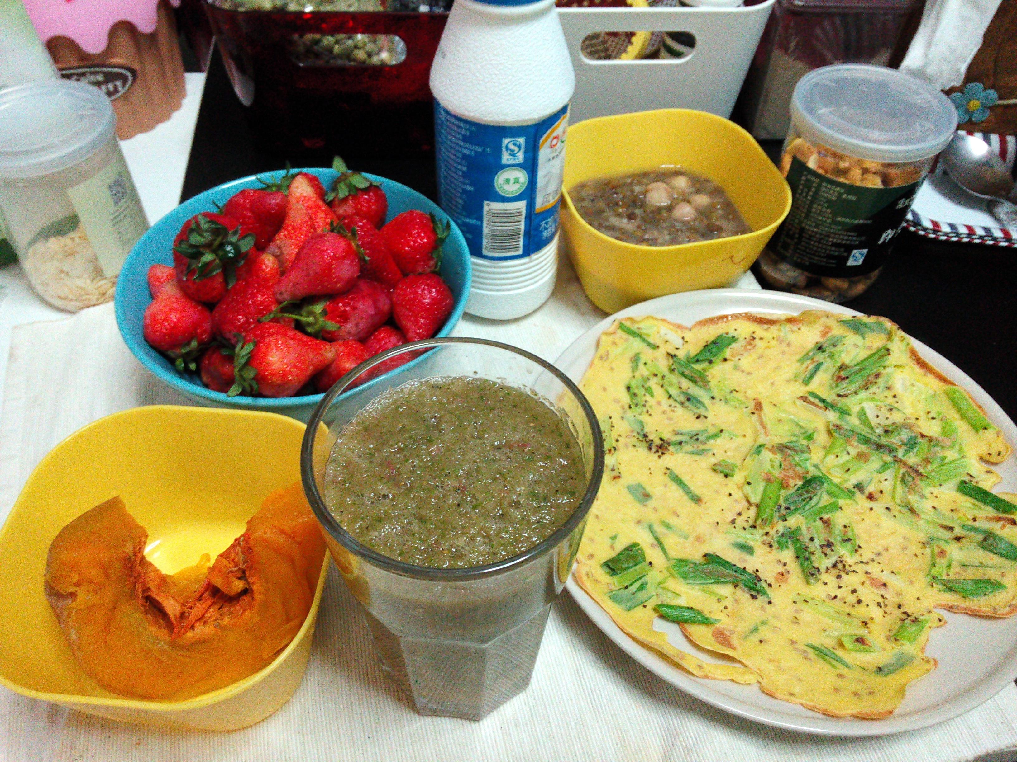 green smoothieD21芹菜+西红柿+富士苹果+草莓的做法 步骤2