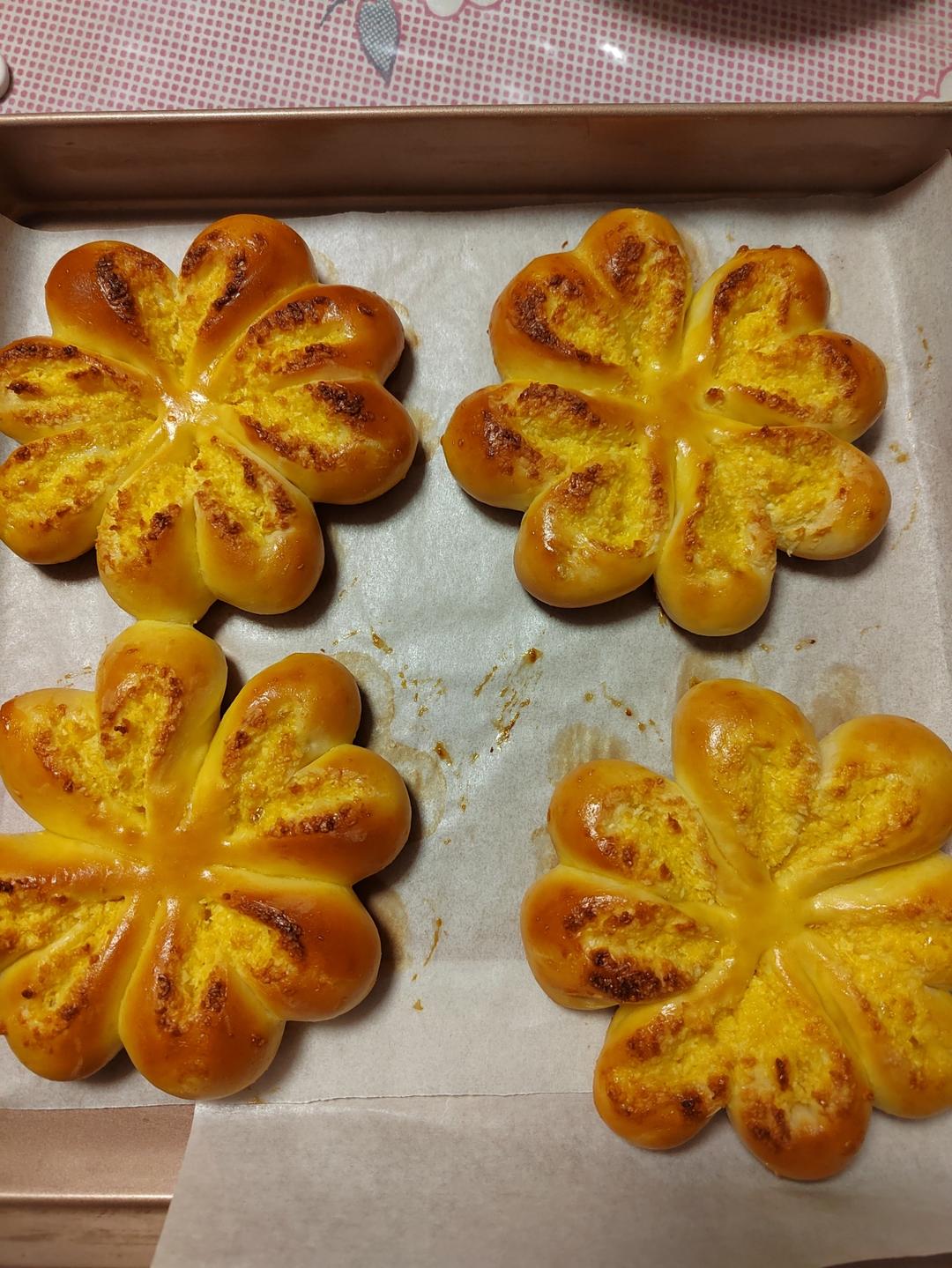 超软花朵椰蓉面包，仅需一次发酵，造型简单立体，持续柔软隔夜不变硬