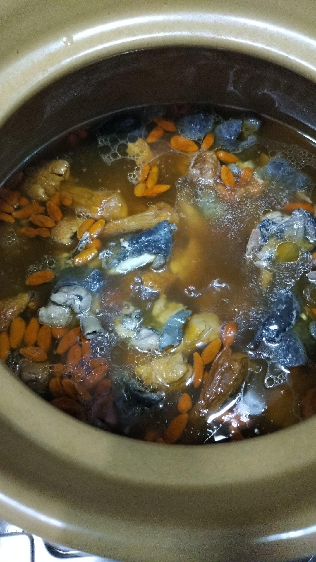 枸杞红枣乌鸡汤