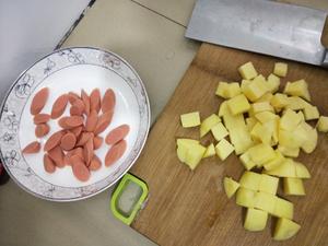 孜然味炒土豆香肠丁——香香的 特下饭的做法 步骤1