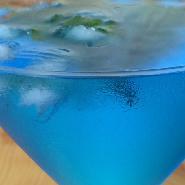 蓝色鸡尾酒的做法