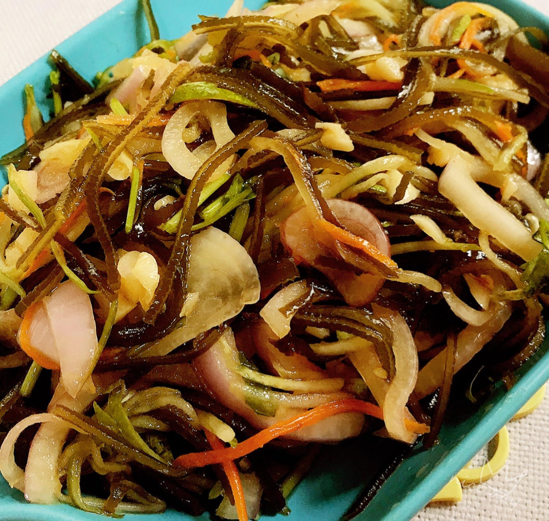 凉拌海带丝（酸辣麻香）爽口开胃咸甜适宜（配自制辣椒油方法）