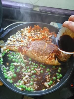 老郑家电饼铛私房菜--干烧大黄鱼的做法 步骤15