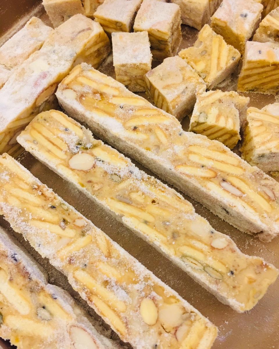 咸蛋黄肉松雪花酥