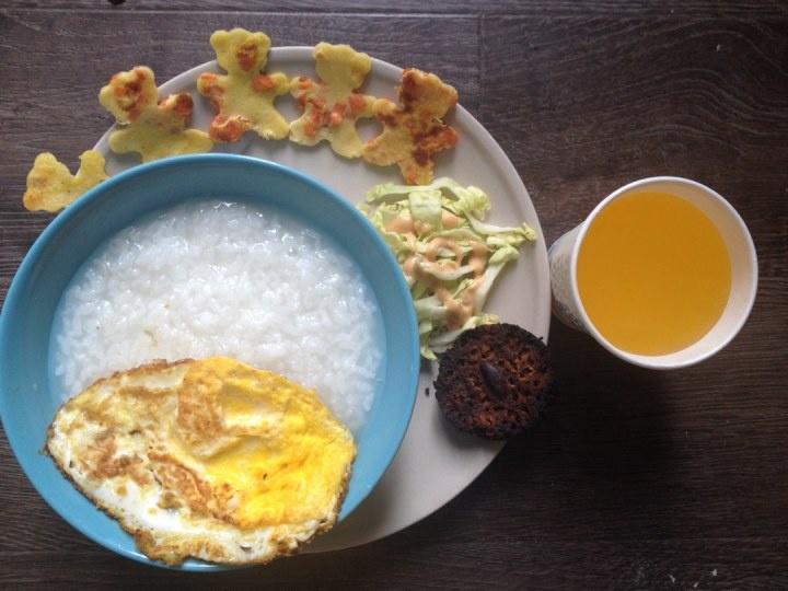 早餐---白粥+煎鸡蛋+蛋仔饼+橙汁