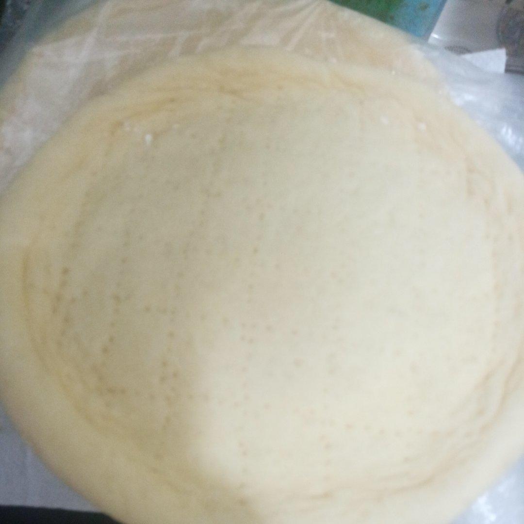 自制披萨饼皮（普通家用面粉版，无黄油可用玉米油代替）