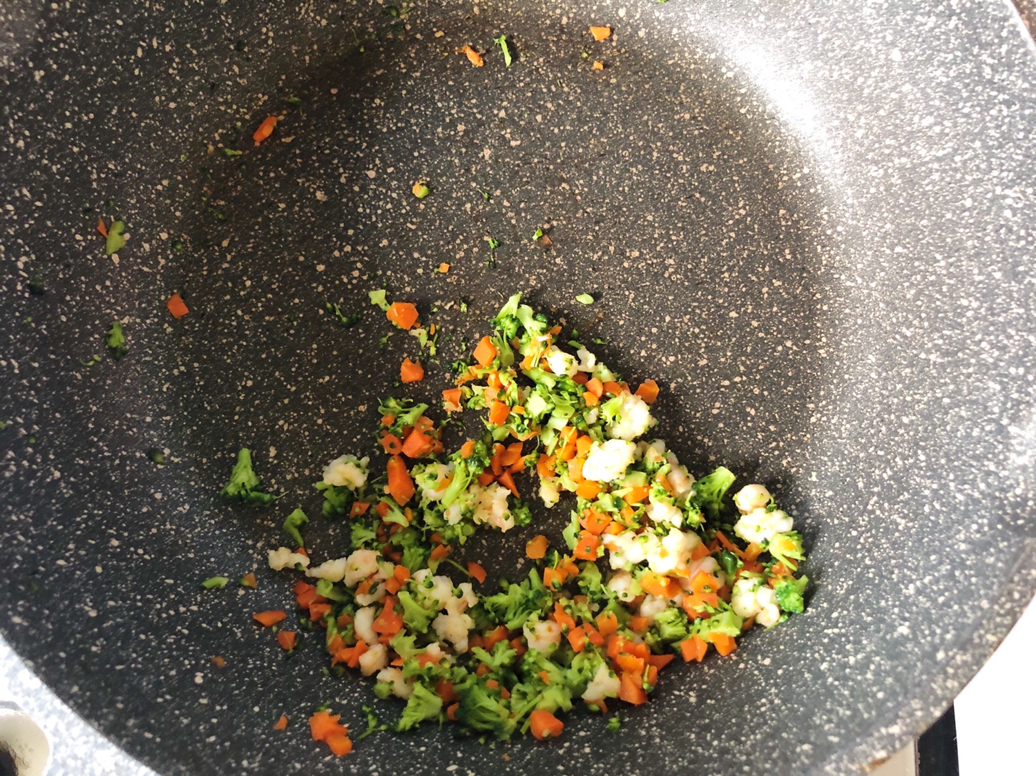 宝宝辅食·鲜虾土豆泥时蔬肉松饭团的做法 步骤4