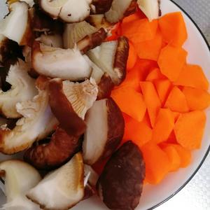 香菇玉米素蔬养生汤 没难度的做法 步骤1
