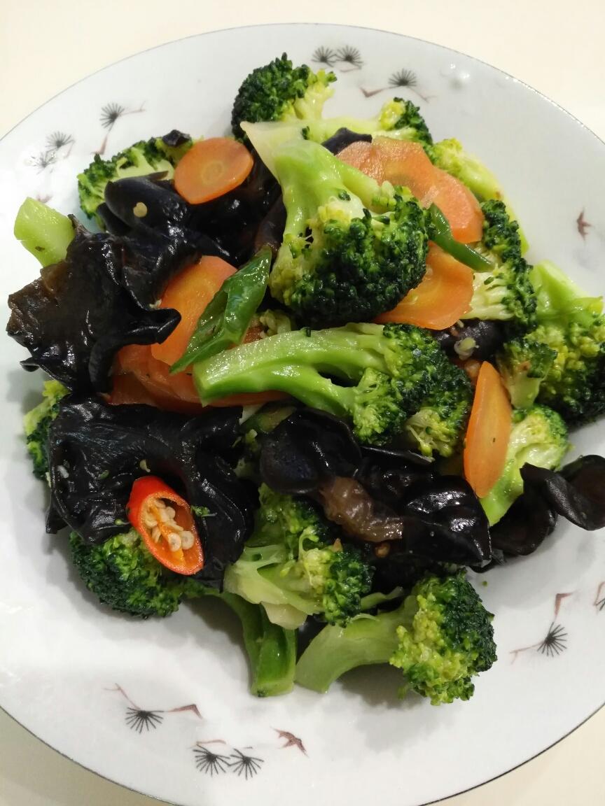 西兰花炒木耳的做法