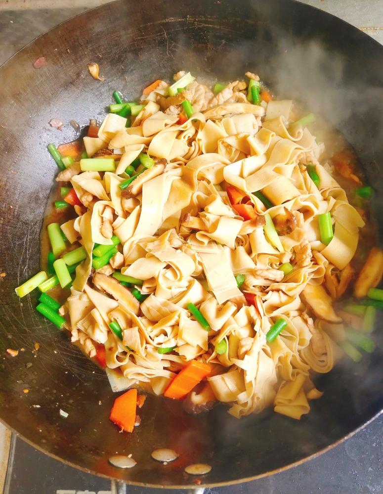 炒至断生 加入豆腐皮和调好的料汁加入配菜翻炒起锅烧油,热锅冷油放入