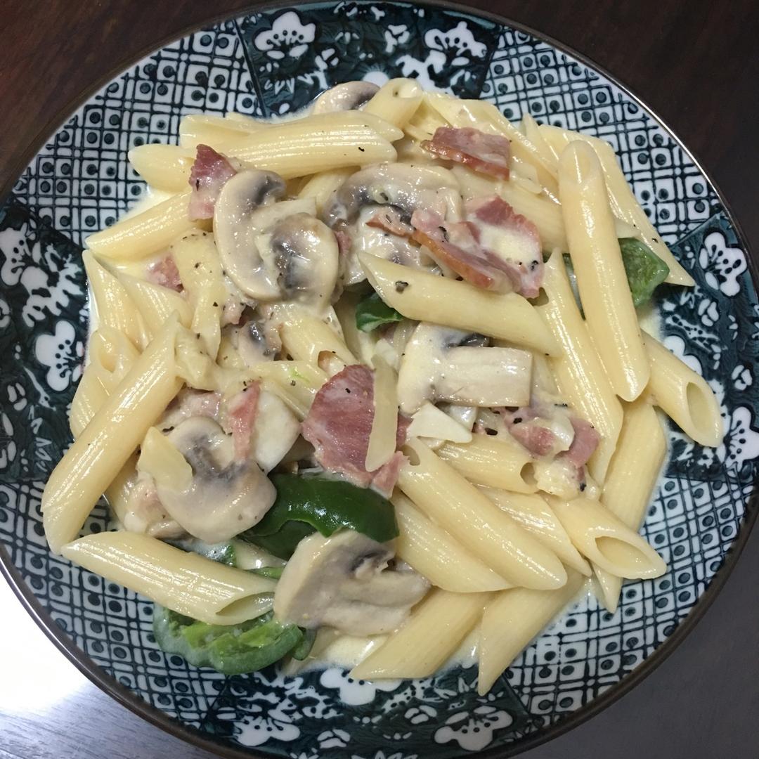 超简单的奶汁培根意面Carbonara