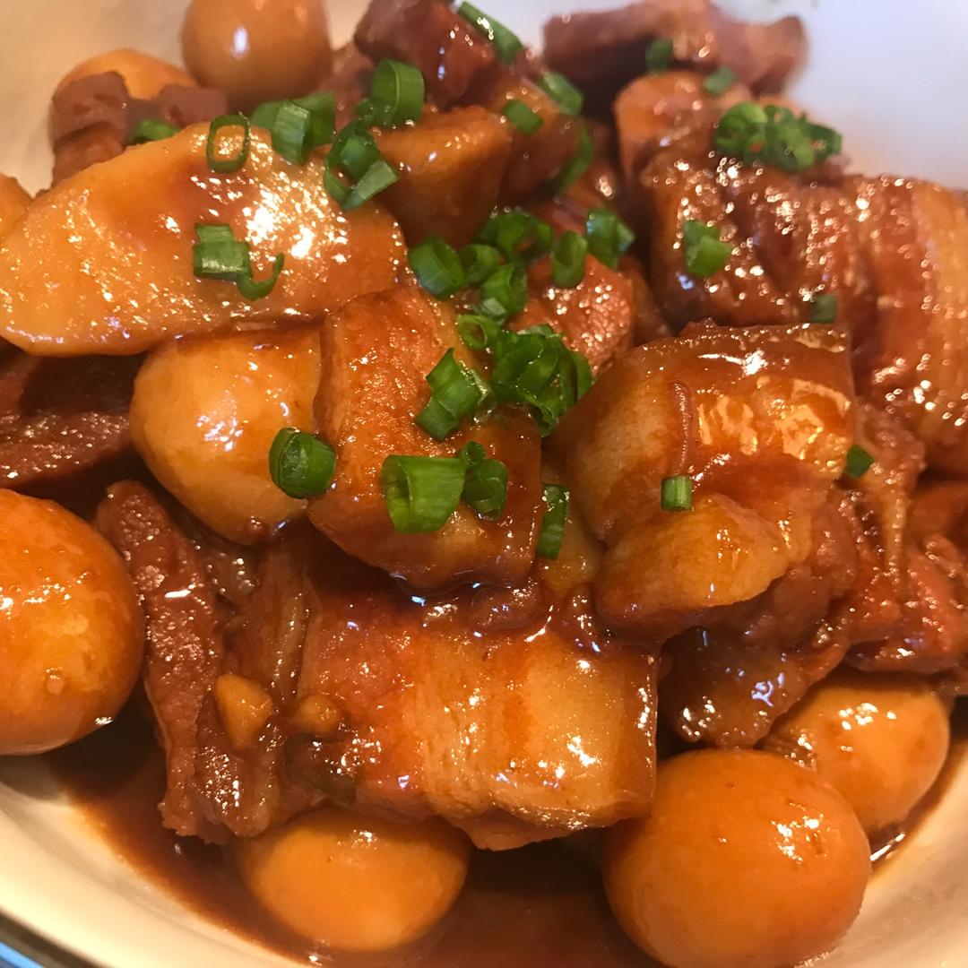 加了鹌鹑蛋后，这盘红烧肉，美味的逆天啦——鹌鹑蛋烧肉（孔瑶食谱）