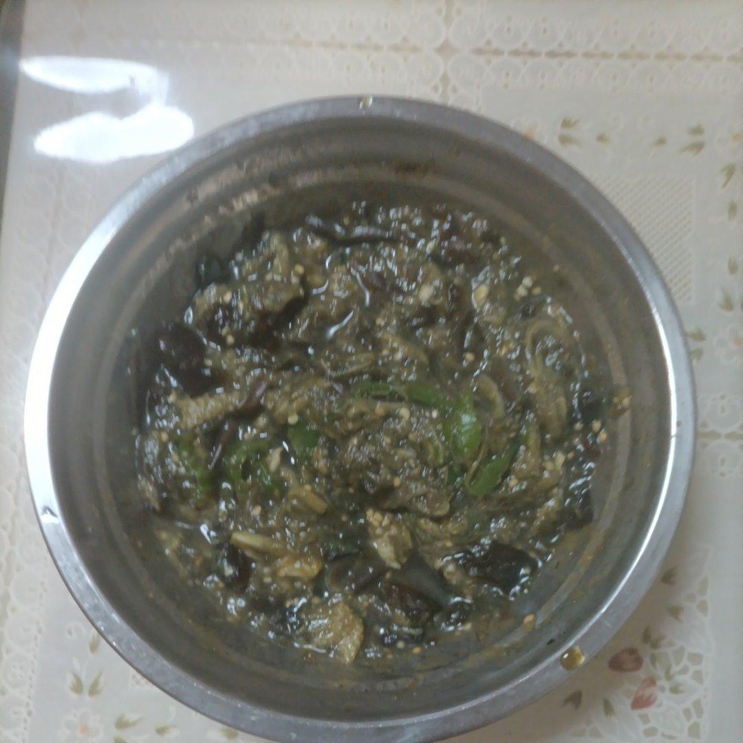 不要被它的外表吓到，吃一口会让你念念不忘辣椒擂皮蛋茄子