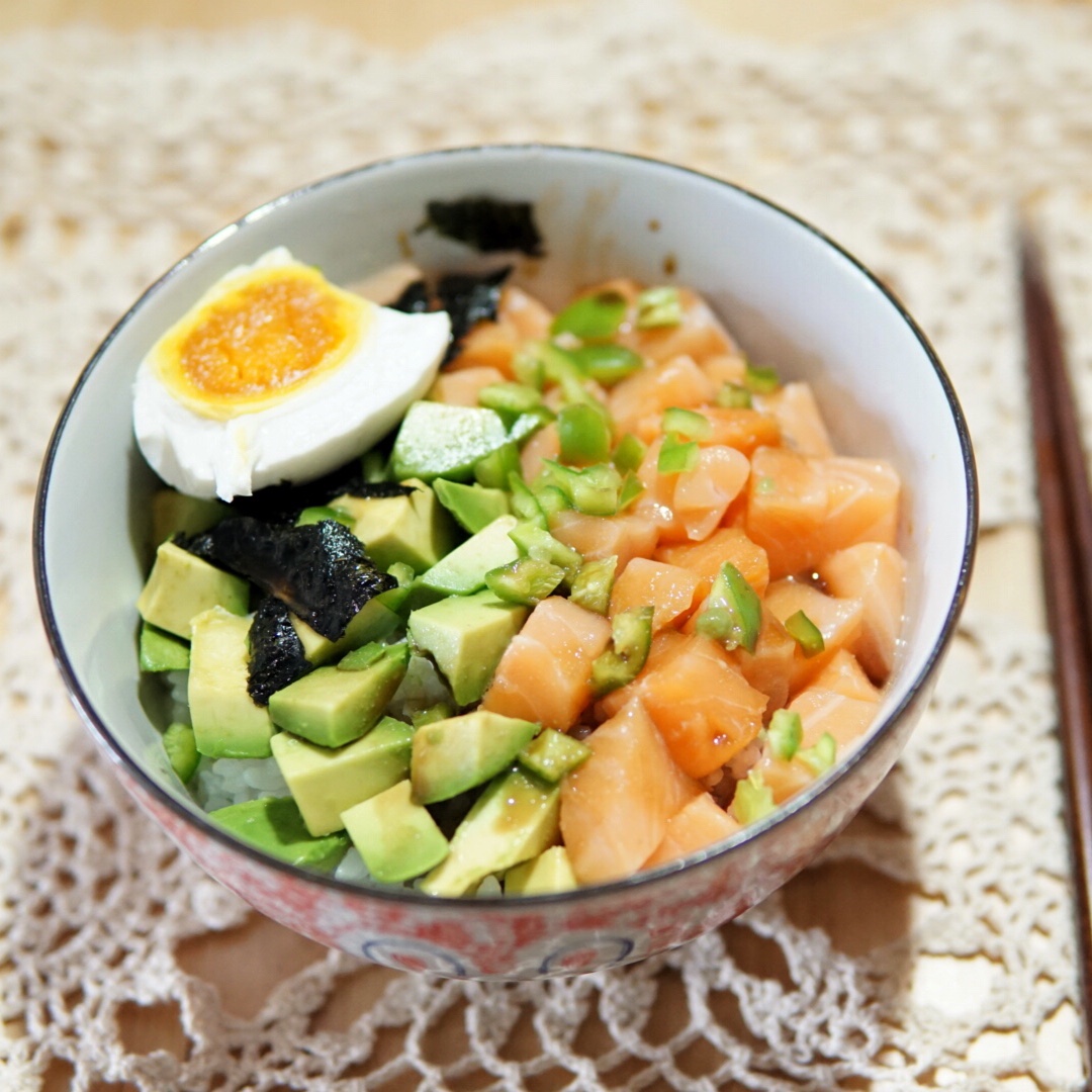 三文鱼牛油果盖饭，风靡夏威夷的Poke拌饭