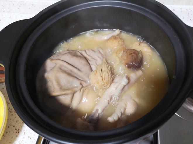 猴头菇煲猪肚鸡脚汤的做法