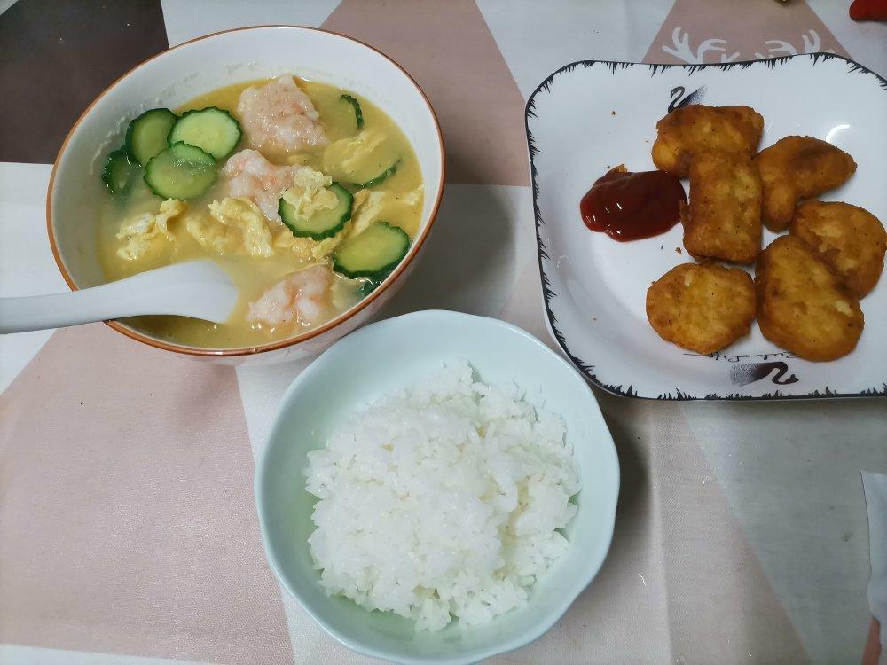 低卡饱腹、鲜美又爽口的黄瓜虾滑汤，减脂必备