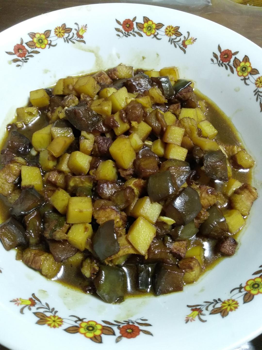 土豆茄子肉丁卤的做法