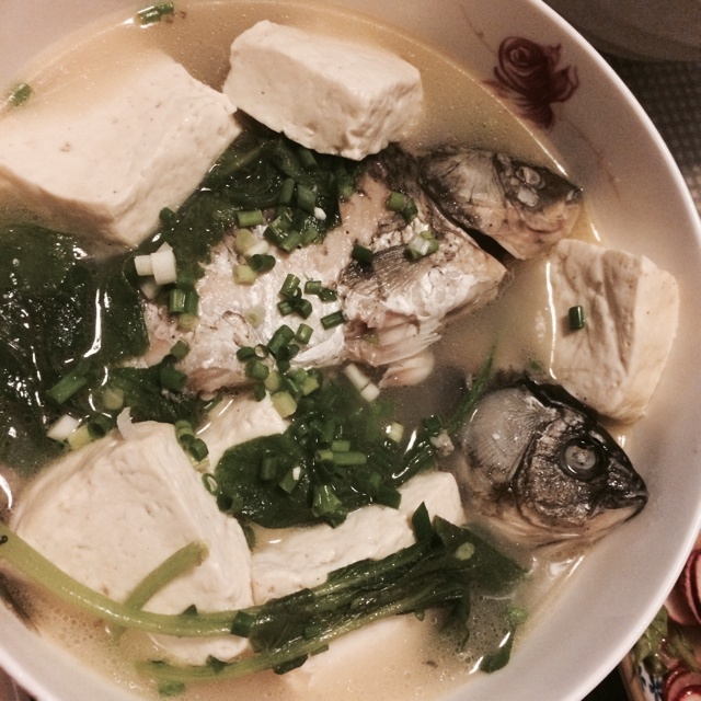 鲜菌奶白鲫鱼汤
