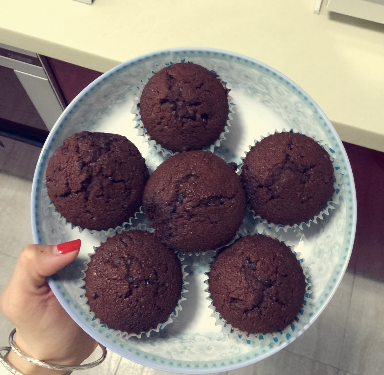 超润巧克力纸杯蛋糕（非常适合裱花、盖糖皮的cupcake方子）