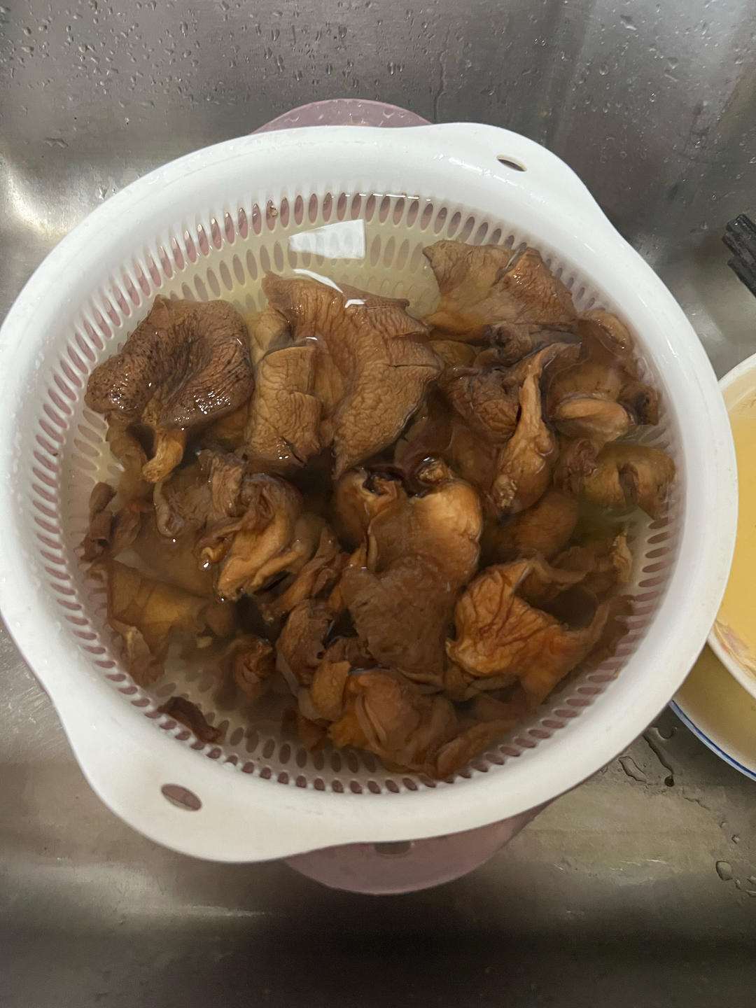 小鸡炖蘑菇(注意一步操作就香气沁人)