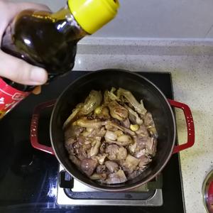 啤酒鸭铸铁锅版（家乐热炒鲜露调味料）的做法 步骤3