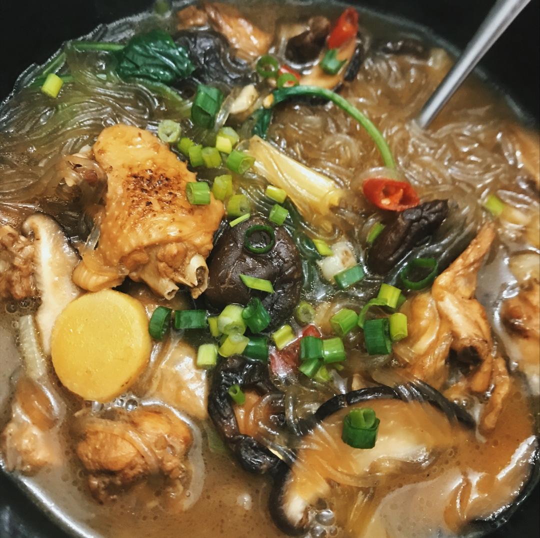 面瘫-lizzy做的香菇粉丝鸡煲