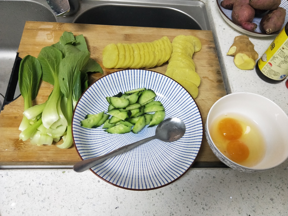 青菜炒黄连麻玆的做法 步骤1